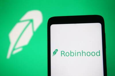 Robinhood drops 10% to below IPO price as investors worry about bleak outlook