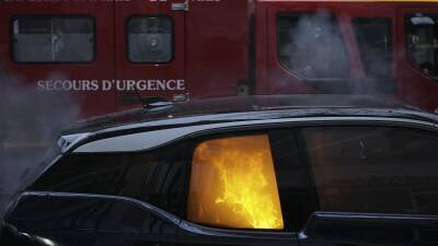 French burn fewer cars on New Year's Eve due to pandemic