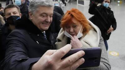 Petro Poroshenko: Ex-president arrives back in Ukraine to face treason charges