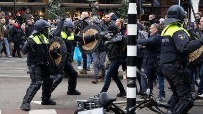 Thousands gather to oppose Dutch virus measures despite ban