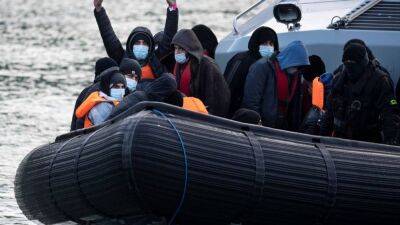 UK and France set to strike deal to stop migrants crossing Channel next week, say British media