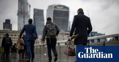 UK economy returns to growth as GDP rises 0.5% in October