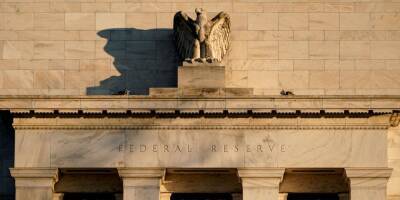 Fed Sets Trading Restrictions for Top Officials