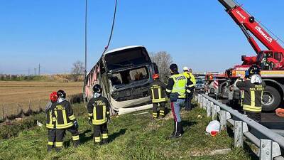 Bus with Ukrainian refugees overturns in Italy, killing one passenger