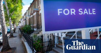 Can an estate agent tell me to contact its broker before viewing flats?