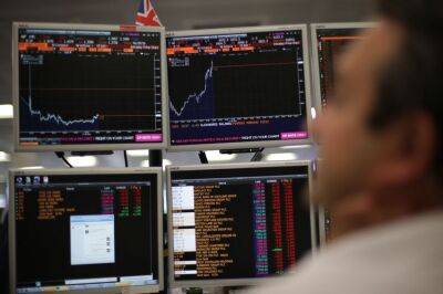 Volatile markets batter UK fund managers