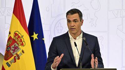 Tieless Pedro Sánchez asks Spaniards to ditch the tie to save energy
