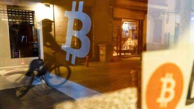Bitcoin rises 6.1% to $21,792