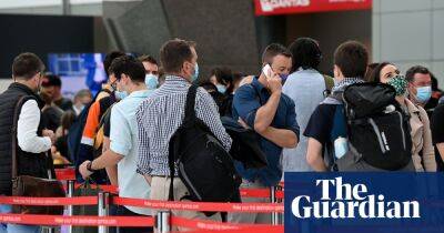 Qantas asks executives to volunteer to fill in as baggage handlers