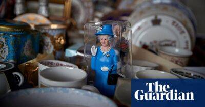 Surge in online sales of royal memorabilia as manufacturers phase out Queen items