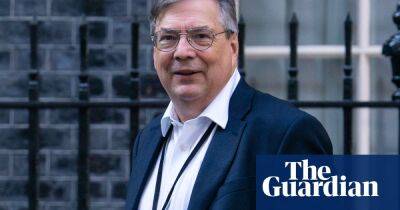 No 10 chief of staff spoken to by FBI about work for banker accused of bribery