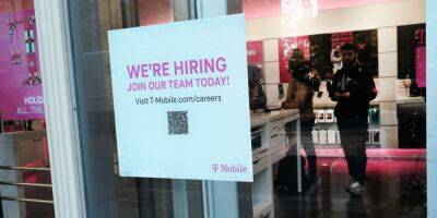 U.S. Jobless Claims Edge Down in First Week of Year