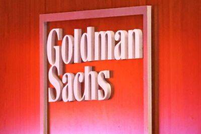 Goldman Sachs cuts pay by 15% as dealmaking fees tumble