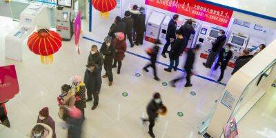 Chinese Consumers Hoard Cash After Confidence Takes a Hit