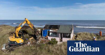 Warning coastal erosion in Norfolk will harm tourism as houses pulled down