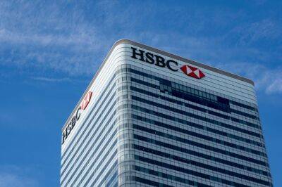 HSBC cuts some senior dealmaker salaries by 25%