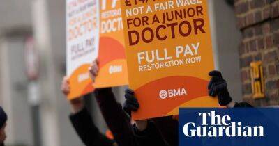 Junior doctors in England begin four-day strike over pay