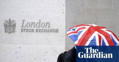 London stock exchange chief calls for UK firms to pay bosses more