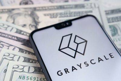 Grayscale Bitcoin Trust Shares Hit Yearly High, Discount Shrinks to 30% as Wall Street Giants Enter Crypto