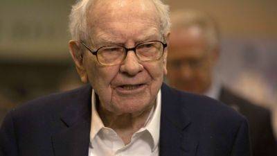 Berkshire Hathaway's cash fortress tops $300 billion as Buffett sells more stock, freezes buybacks