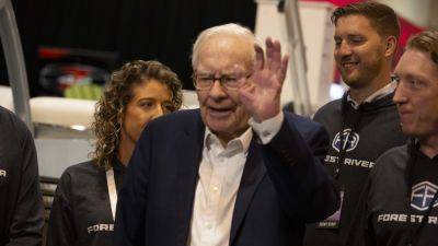 Warren Buffett raises Berkshire cash level to record $277 billion after slashing stock holdings